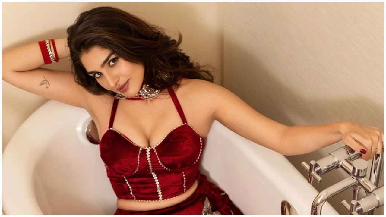 Yukti Thareja | మెరూన్ క‌ల‌ర్ డ్రెస్‌లో అందాలు ఒల‌క‌బోస్తున్న‌ యుక్తి తరేజా..