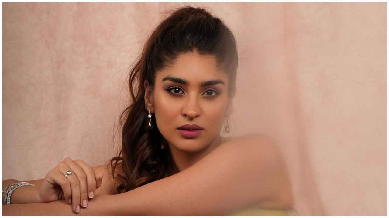 Yukti Thareja | చూపుల‌తో గాలం వేస్తున్న యుక్తి తరేజా..