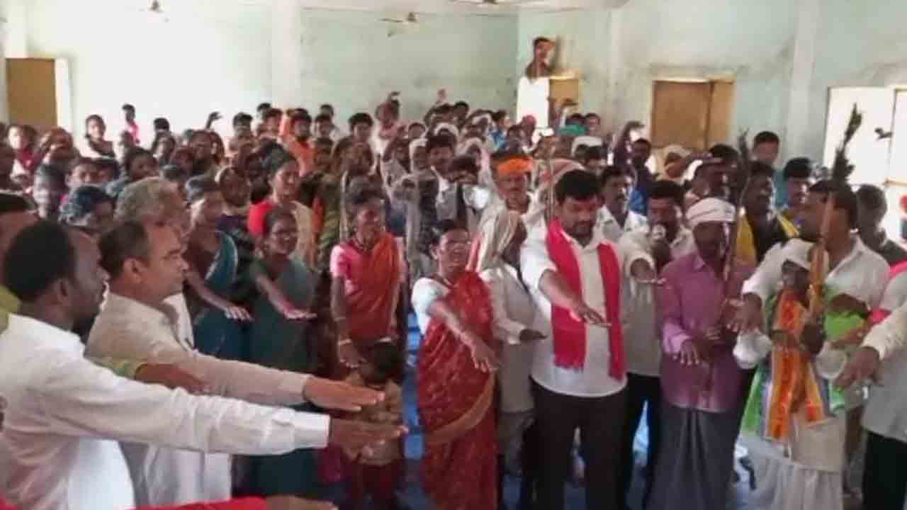 Revanth reddy | కాంగ్రెస్‌కు కరెంట్‌ షాక్‌..ఆ పార్టీకి ఓటు వేయకూడదని ఆదివాసీల తీర్మానం 