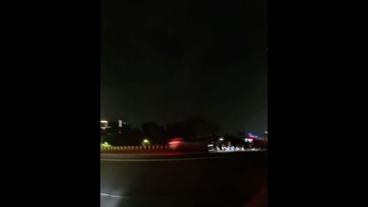 Ahmedabad Accident: బ్రిడ్జ్‌పై జాగ్వార్ కారు బీభ‌త్సం.. ప్ర‌మాదంలో 9 మంది మృతి.. వీడియో