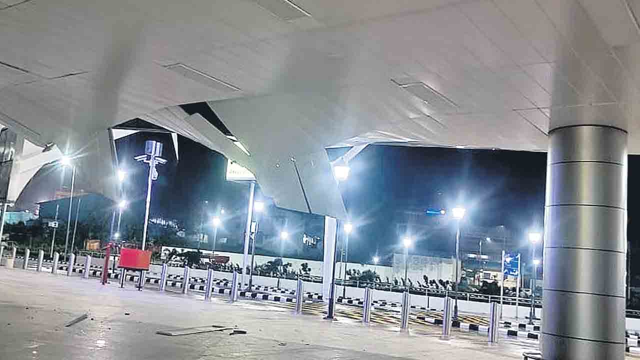 కూలిన ఎయిర్‌పోర్టు సీలింగ్‌