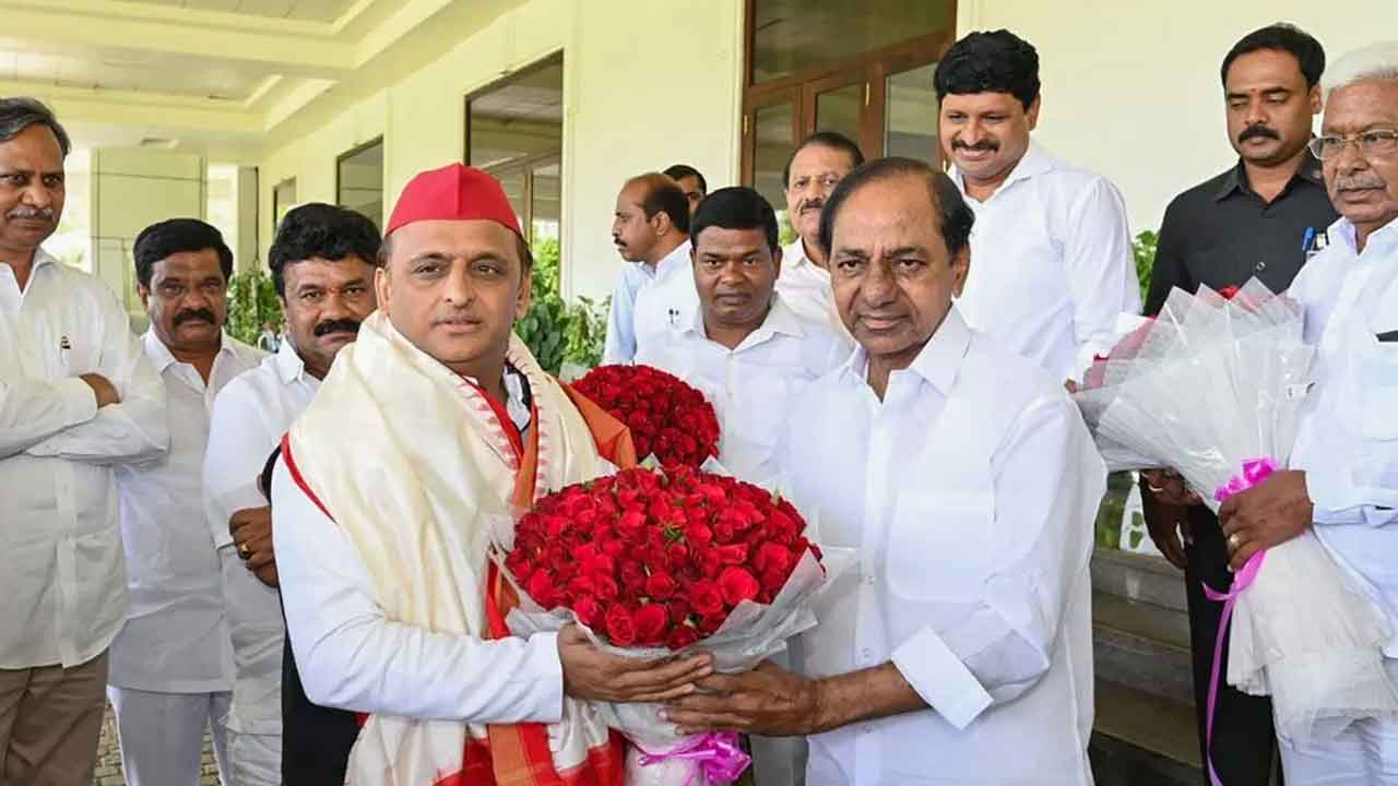 Akhilesh Yadav |  రాహుల్‌ మాటకు అఖిలేశ్‌ కాటు.. బీఆర్‌ఎస్‌ను కాంగ్రెస్‌ విమర్శించిన తెల్లారే కేసీఆర్‌ను కలిసిన ఎస్పీ నేత