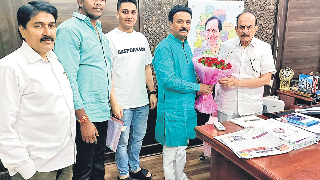 మాజీ కార్పొరేటర్‌ బీఆర్‌ఎస్‌లో చేరిక