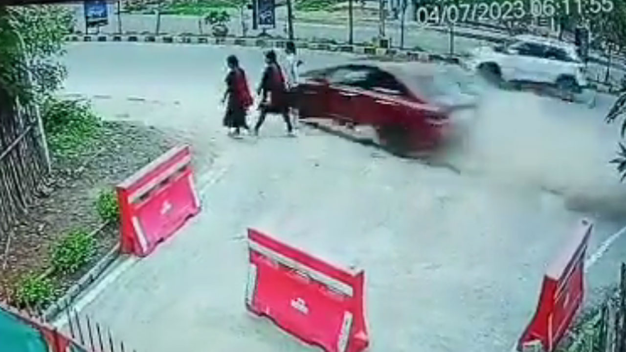 Hyderabad | ట‌ర్నింగ్ వ‌ద్ద హై స్పీడ్‌.. వాక‌ర్స్‌పై దూసుకెళ్లిన కారు.. ఇద్ద‌రు మృతి.. వీడియో