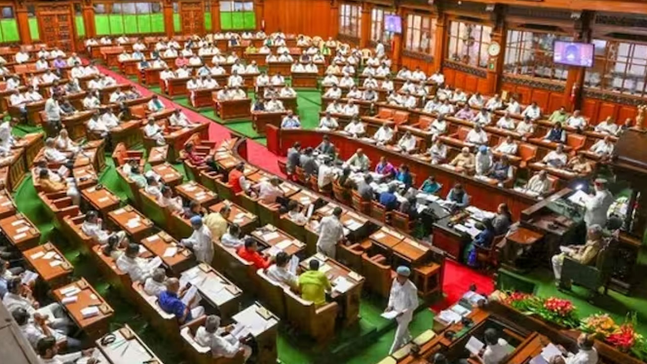 Karnataka | డిప్యూటీ స్పీక‌ర్‌పై పేప‌ర్లు విసిరివేత‌.. 9 మంది బీజేపీ ఎమ్మెల్యేలు స‌స్పెండ్