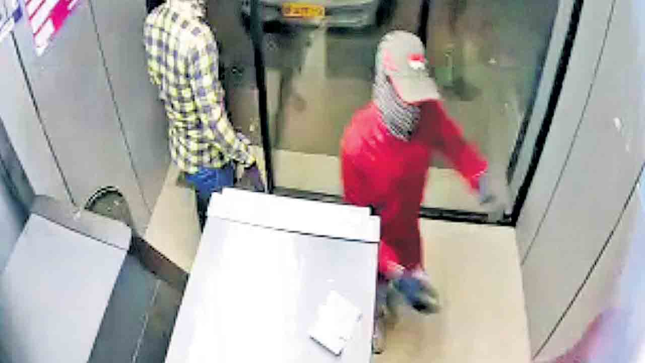 ఏటీఎంలో 23 లక్షలు చోరీ