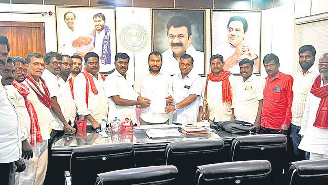 అర్హులందరికీ గొర్రెల పంపిణీ