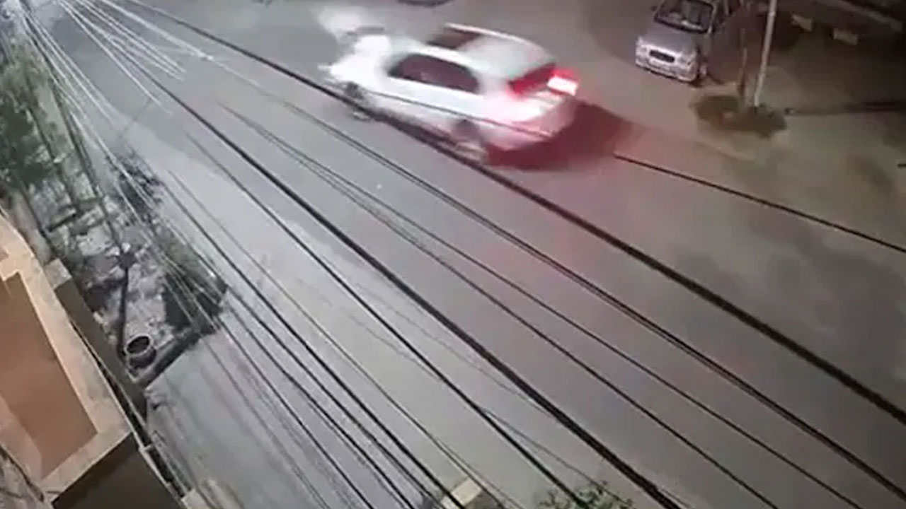 Car Accident: స్కూటీకి ఎదురెళ్లి ఢీకొట్టిన బీఎండ‌బ్ల్యూ కారు.. వీడియో