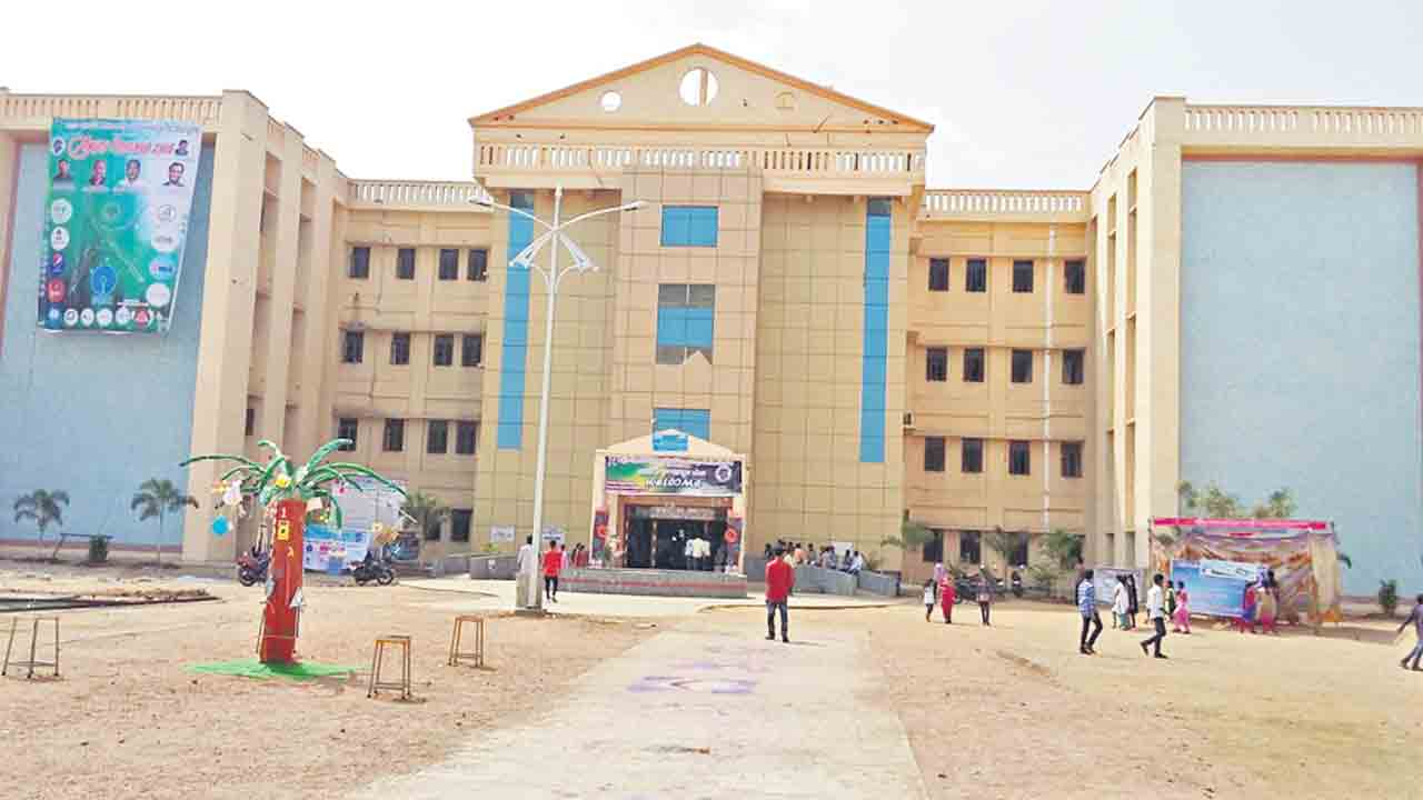 322 సీట్లతో టాప్