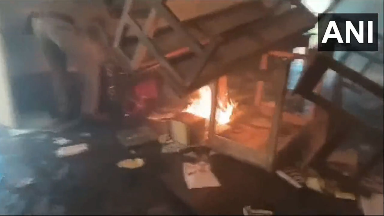 West Bengal Panchayat Elections: అంతా రచ్చ రచ్చ.. పోలింగ్ బూత్‌లో బ్యాలెట్ల‌కు నిప్పు.. గ‌వ‌ర్న‌ర్‌ను అడ్డుకున్న స్థానికులు