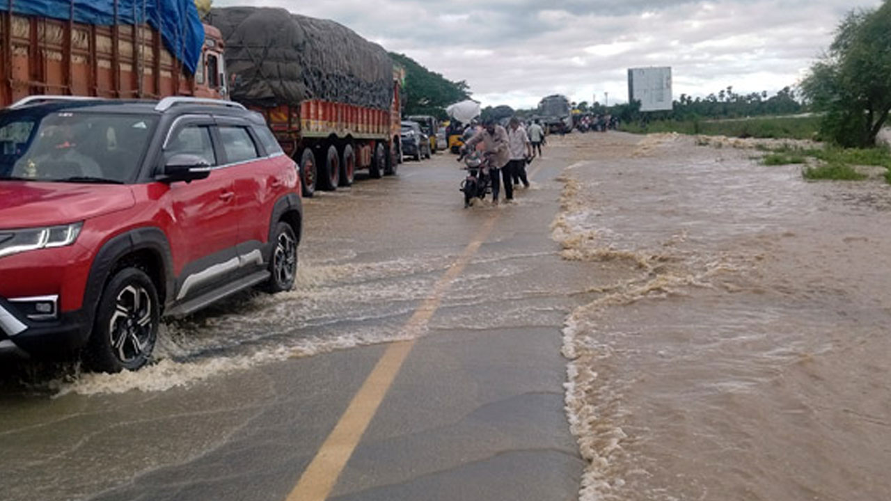 Godavari | ఉధృతంగా గోదావరి ప్రవాహం.. భద్రాచలం – ఛత్తీస్గఢ్ మధ్య నిలిచిన రాకపోకలు