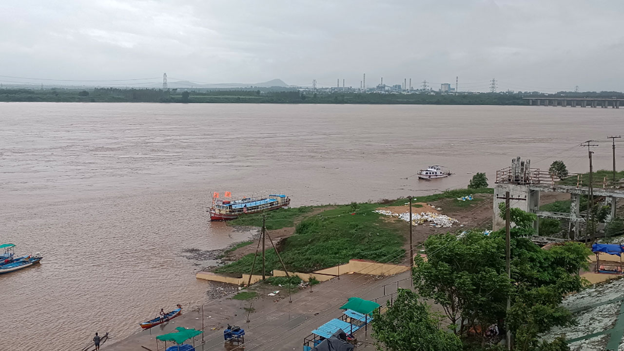 Godavari | భద్రాచలం వద్ద మూడో ప్రమాద హెచ్చరిక జారీ.. 53.1 అడుగులకు చేరిన గోదావరి నీటిమట్టం..