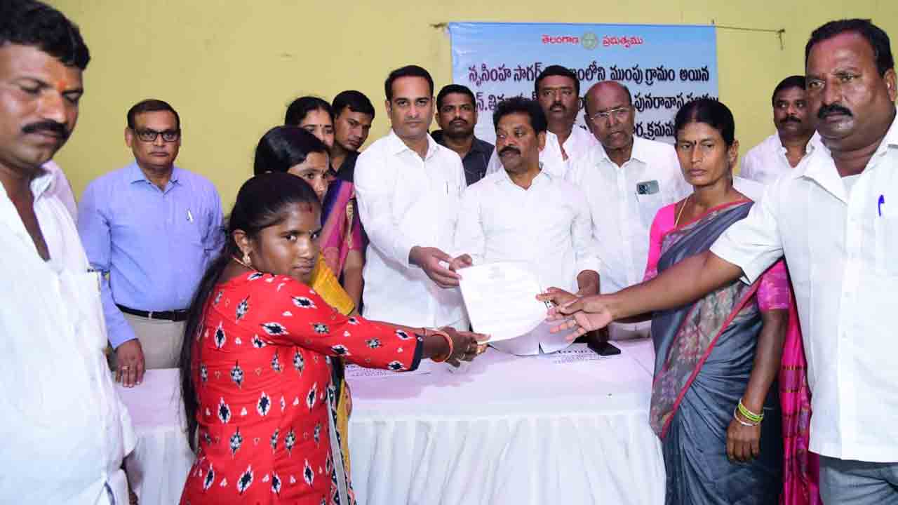 MLA Sekhar Reddy | ముంపు బాధితులకు ఇండ్ల పట్టాలు అందజేసిన ఎమ్మెల్యే శేఖర్‌రెడ్డి