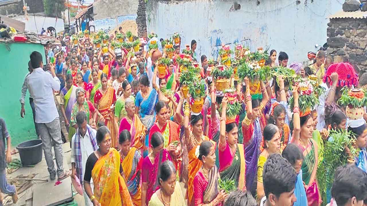 తల్లీ బైలెల్లినాదో..