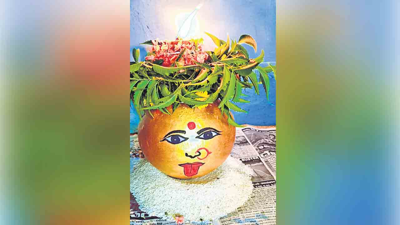 తెలంగాణ నెత్తిన బోనం