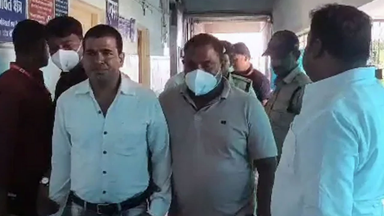 Patwari Gajendra: 5వేల లంచం తీసుకుని.. ఆ క‌రెన్సీ నోట్ల‌ను మింగేశాడు.. వీడియో