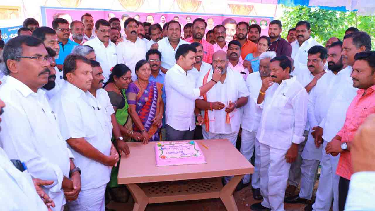 మొక్కలు నాటి మంత్రి కేటీఆర్కు శుభాకాంక్షలు