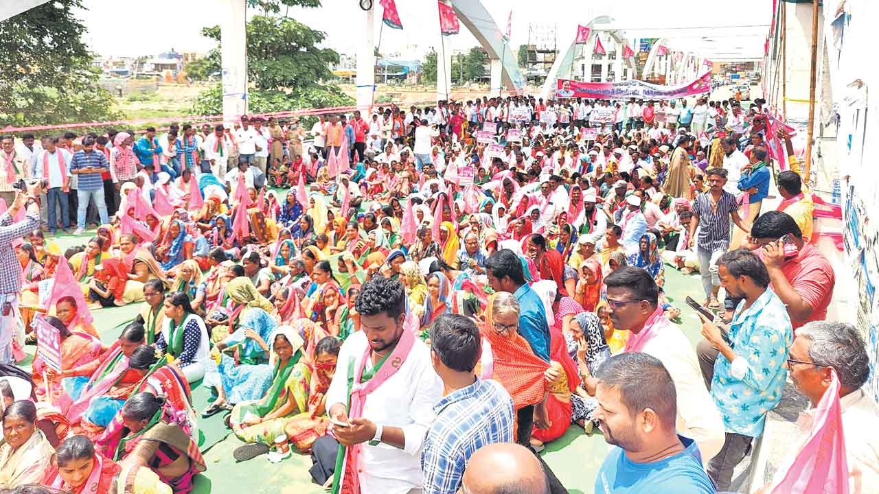 కరెంటు కోతలు + కారుకూతలు కాంగ్రెస్‌ నేతలు