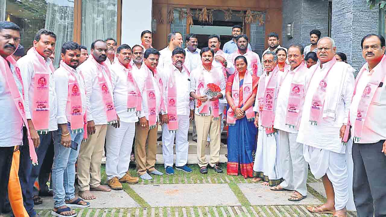 కాంగ్రెస్‌ నుంచి బీఆర్‌ఎస్‌లోకి వలసలు