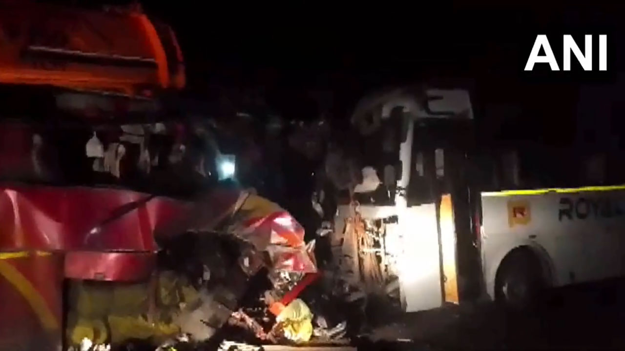 Bus Accident: రెండు బ‌స్సులు ఢీకొని ఆరుగురు మృతి, 21 మందికి గాయాలు
