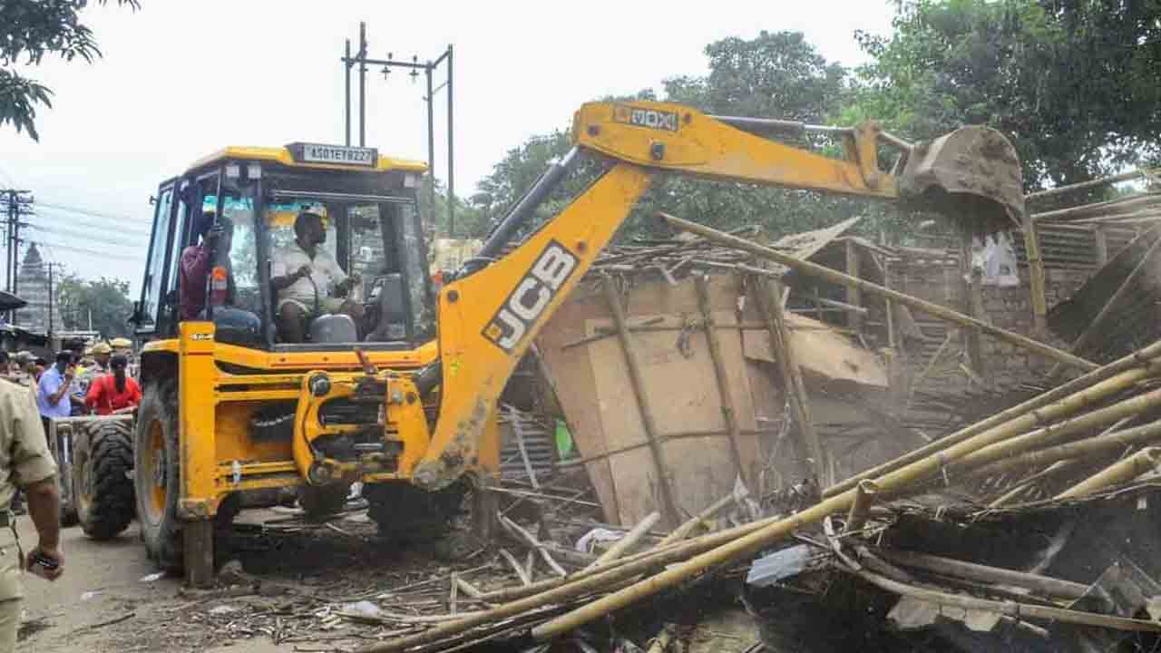 వాళ్ల కుటుంబాలేం చేశాయి?