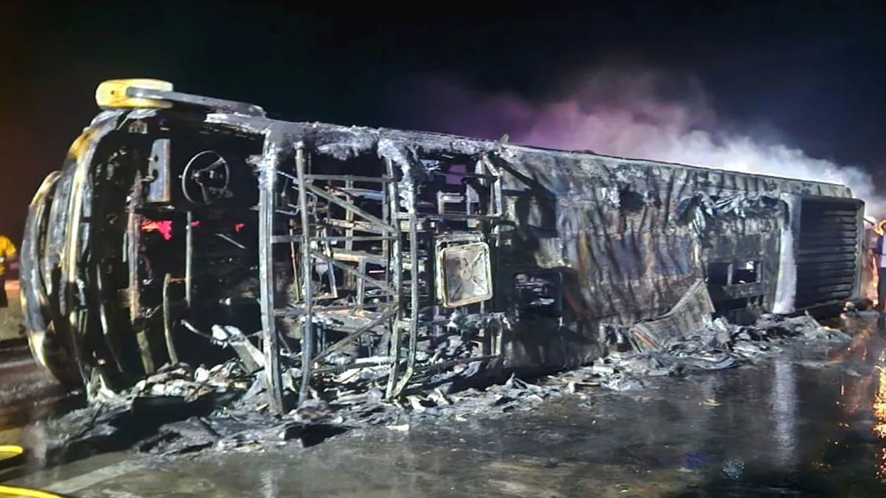 Maharashtra Bus Accident: బ‌స్సు టైరు పేలి.. బోల్తా కొట్టి.. డీజిల్ ట్యాంక్ లీకై..