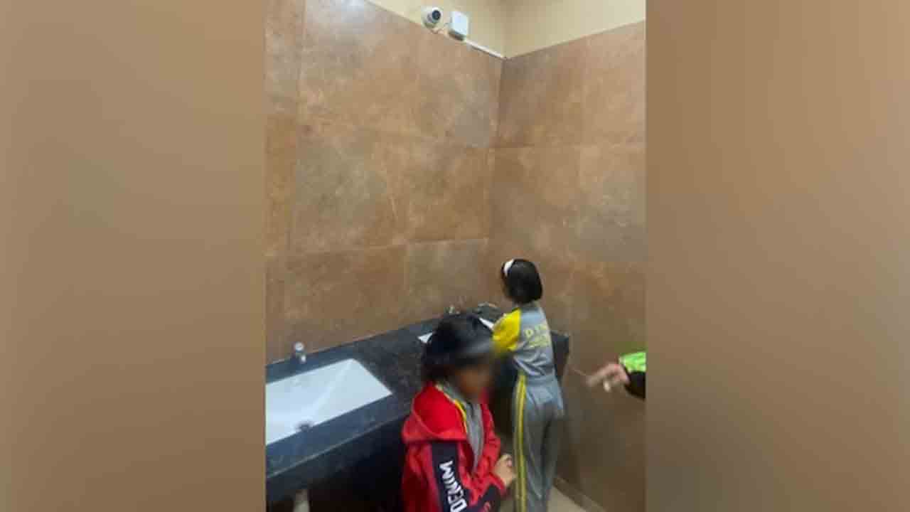 school principal beaten | బాలికల వాష్‌రూమ్‌లో కెమెరాలు.. స్కూల్ ప్రిన్సిపాల్‌ను కొట్టిన స్థానికులు