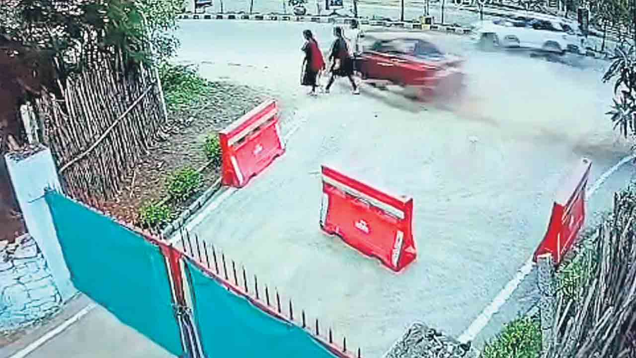 Hyderabad |  దూసుకొచ్చిన మృత్యువు.. మార్నింగ్‌ వాక్‌కు వెళ్లిన తల్లీ, కూతుళ్లను ఢీకొట్టిన కారు
