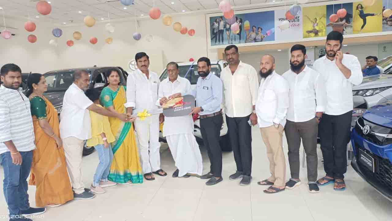 Tomato | 50 లక్షలు పెట్టి  ఫార్చూనర్‌ కొన్న టమాటా రైతు