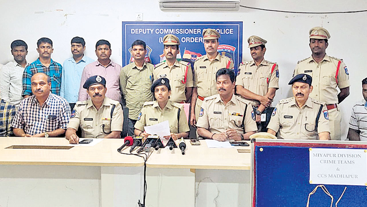 అంతర్రాష్ట్ర చైన్‌స్నాచింగ్‌ ముఠా అరెస్టు