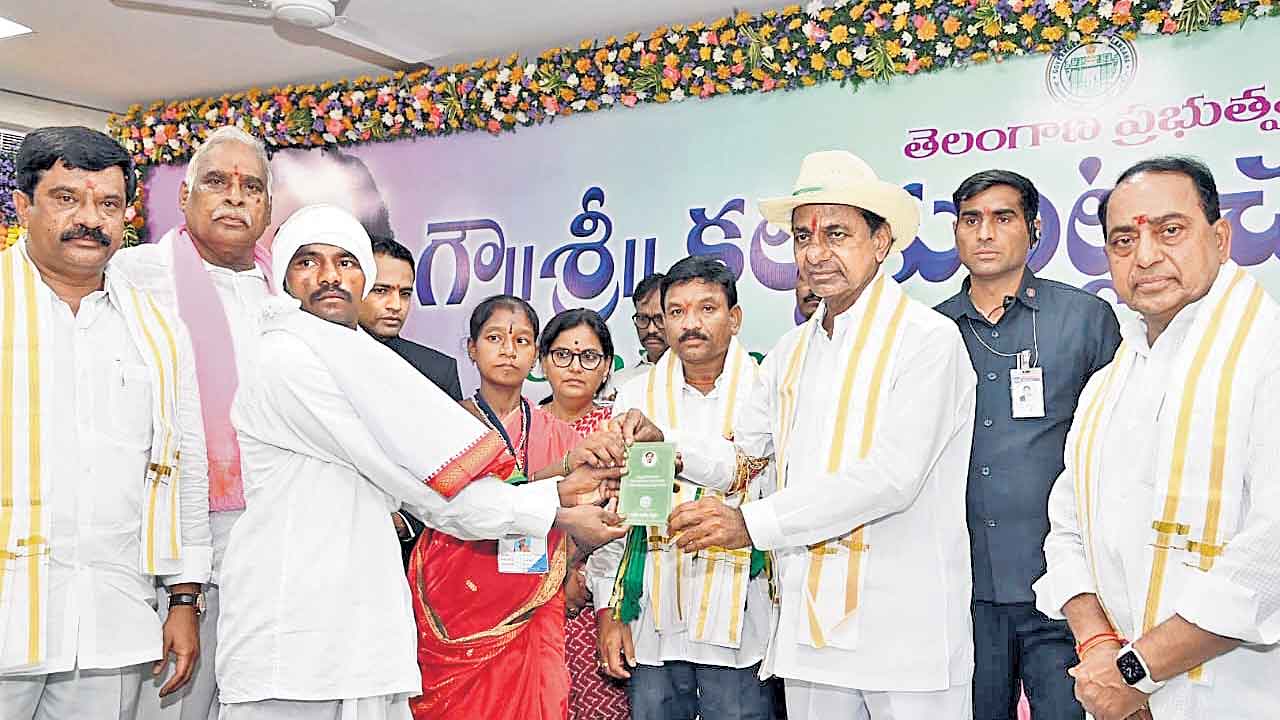 CM KCR | అడవి బిడ్డలకు పట్టాభిషేకం.. పోడు పట్టాలు పొందినవారికీ వెంటనే రైతుబంధు: సీఎం కేసీఆర్