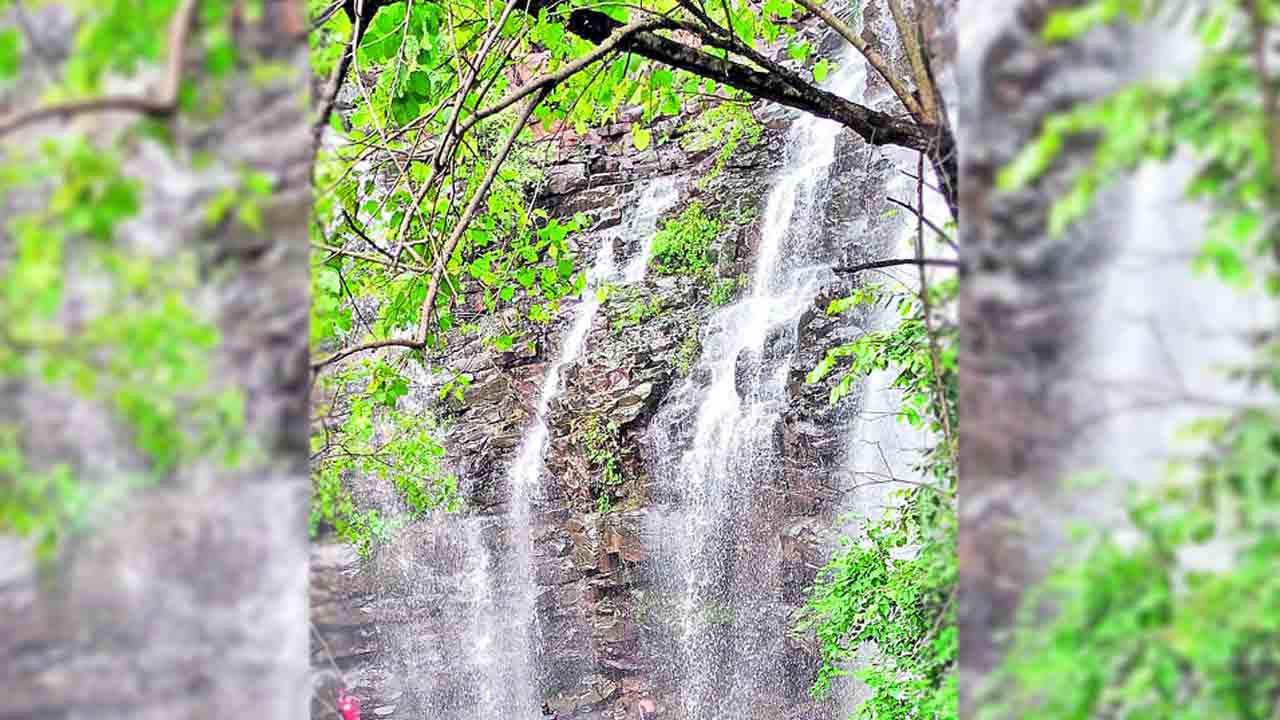 చిట్టిముత్యాలే.. ధారలై