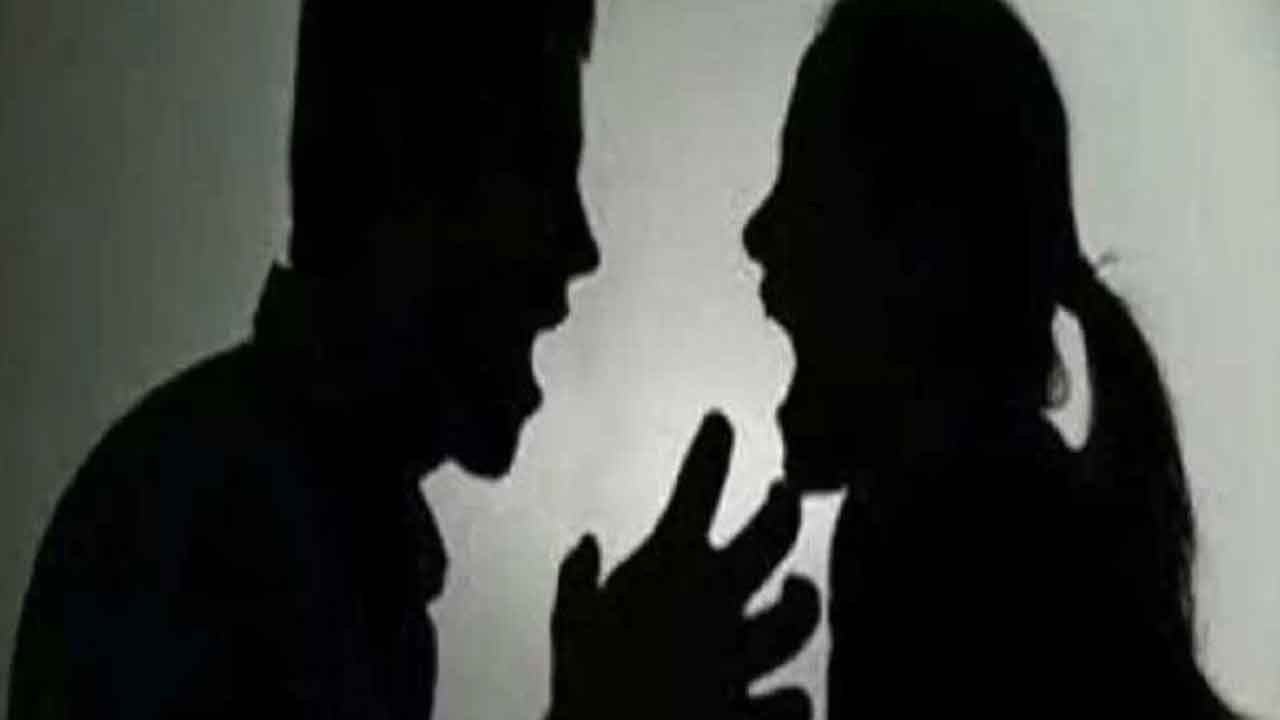 బలవంతంగా ముద్దు పెట్టుకోబోయాడని..