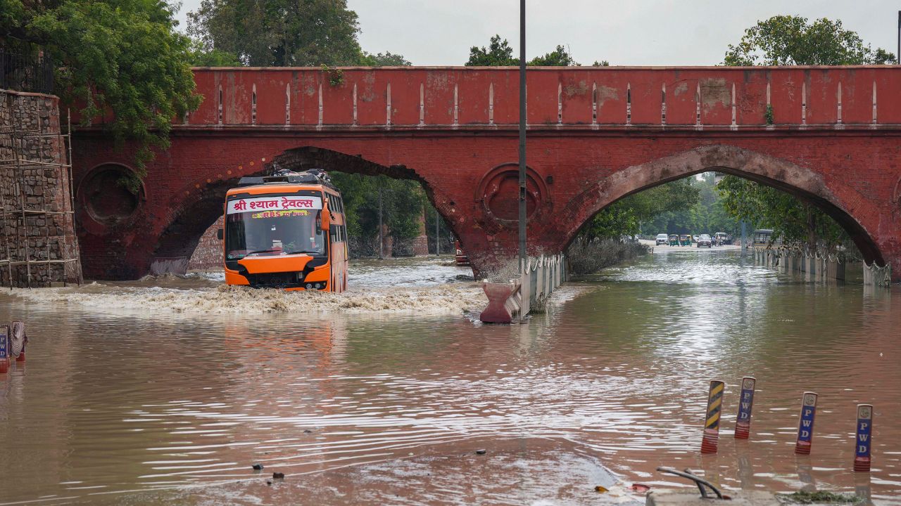 Delhi Floods | య‌మునా న‌ది వ‌ద్ద సెల్ఫీలు, రీల్స్‌తో రిస్క్ : మంత్రి వార్నింగ్‌