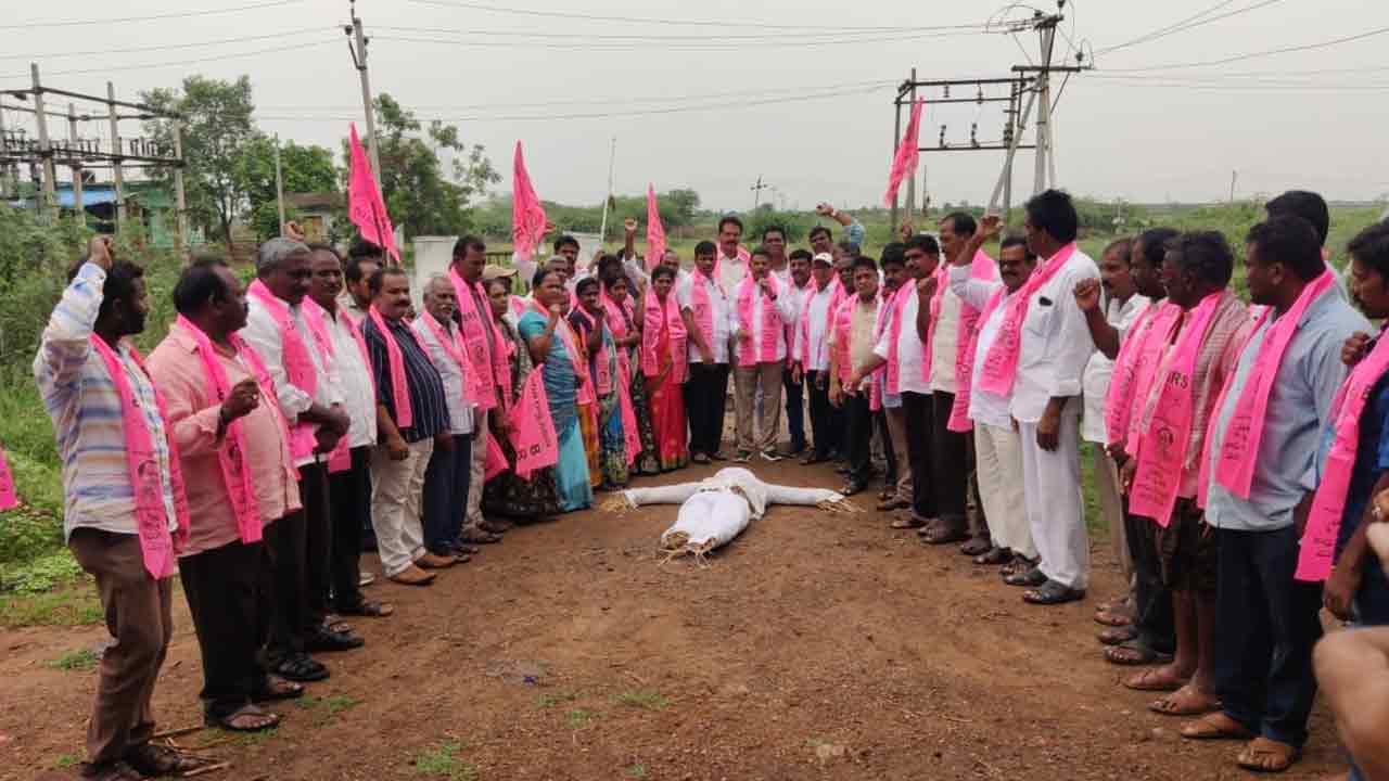 ఆగని ఆందోళనలు.. సబ్‌ స్టేషన్ల ఎదుట రేవంత్‌ దిష్టిబొమ్మలు దహనం