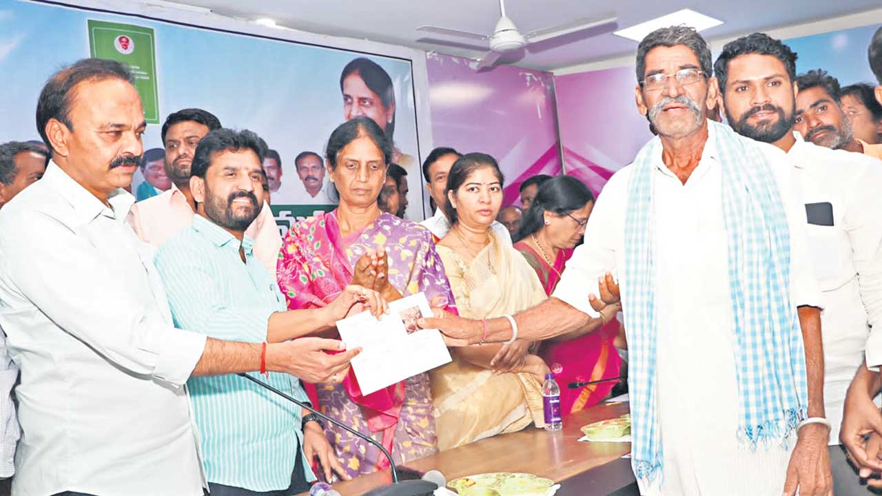 సీఎం కేసీఆర్ మా దేవుడు