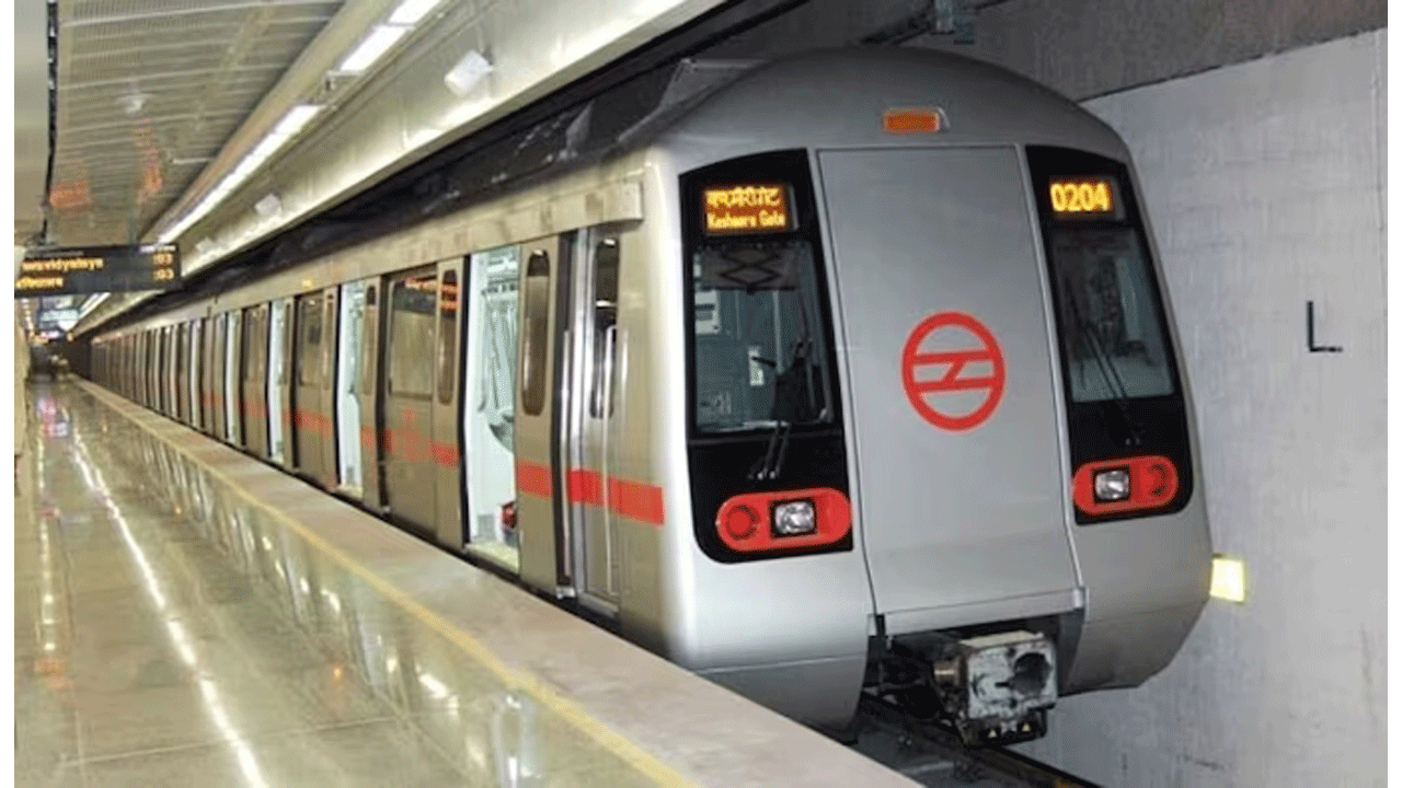 Delhi Metro | మెట్రో రైల్‌కు ఎదురెళ్లి విగ‌త‌జీవిగా మారాడు : లైబ్రేరియ‌న్ దుర్మ‌ర‌ణం