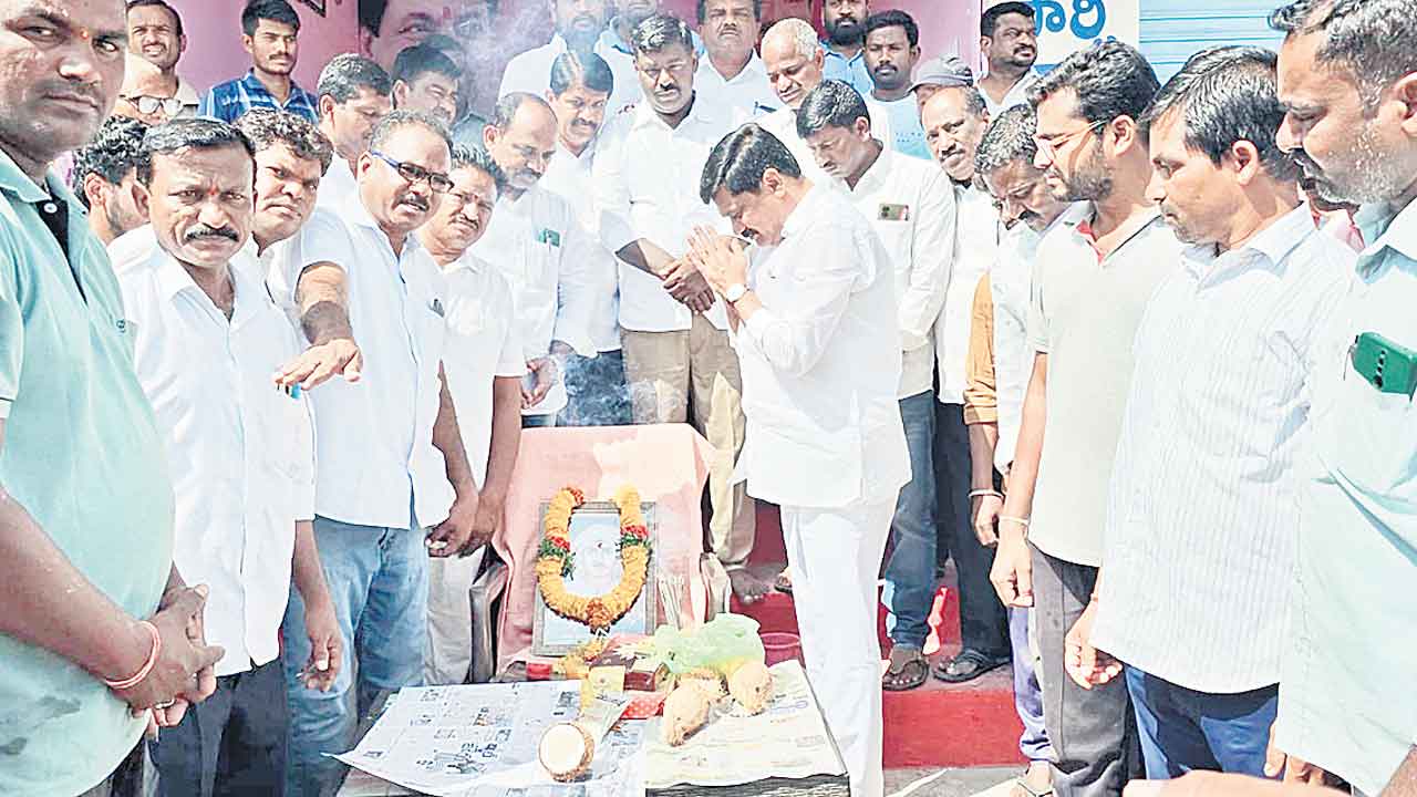 దొడ్డి కొమురయ్యకు ఘన నివాళి