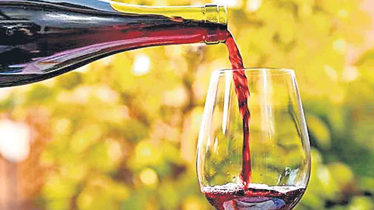 తప్పతాగి..బార్‌కు నిప్పు