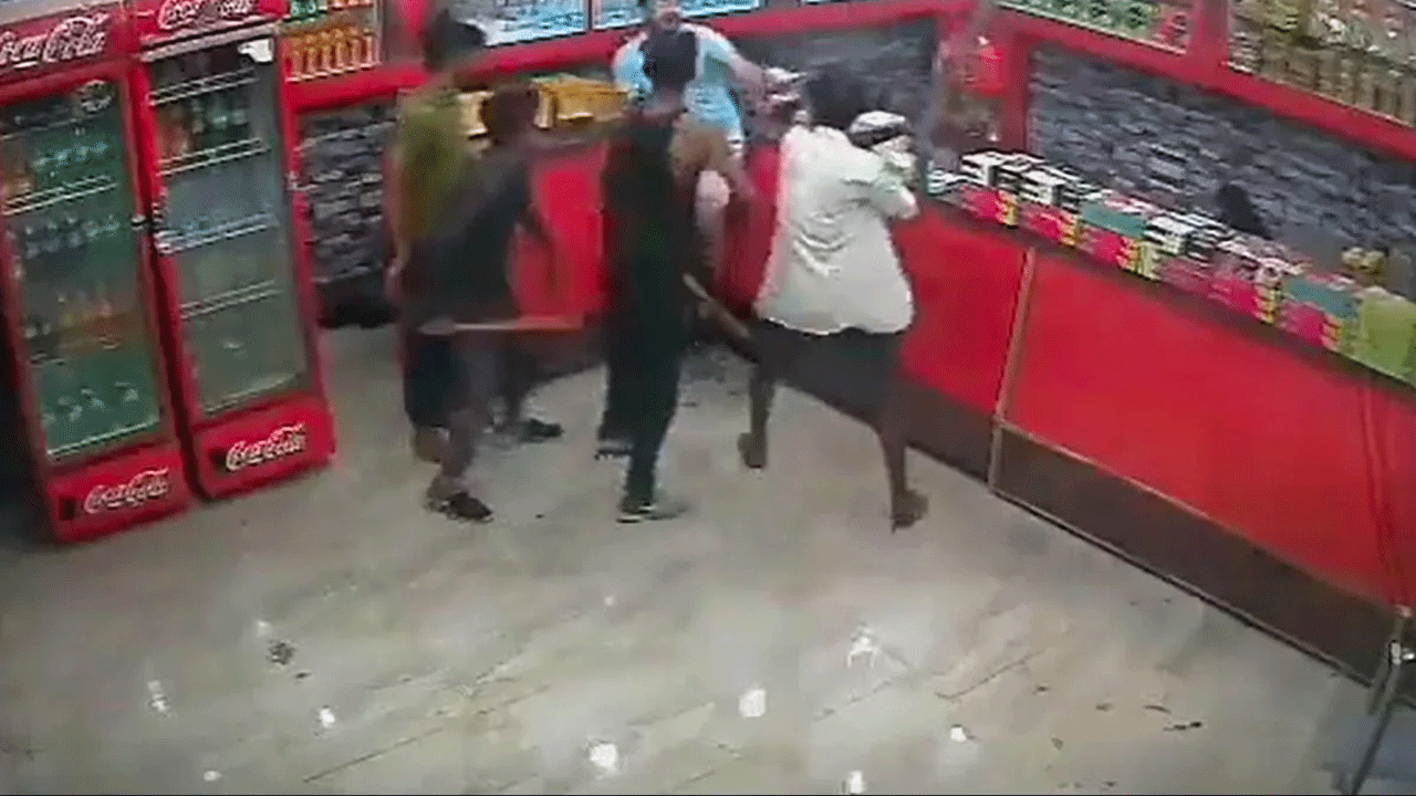 Viral Video | తాజ్ మ‌హ‌ల్‌ను చూసేందుకు వ‌చ్చిన టూరిస్ట్‌పై దాడి..అస‌లు ఏం జ‌రిగిందంటే..!