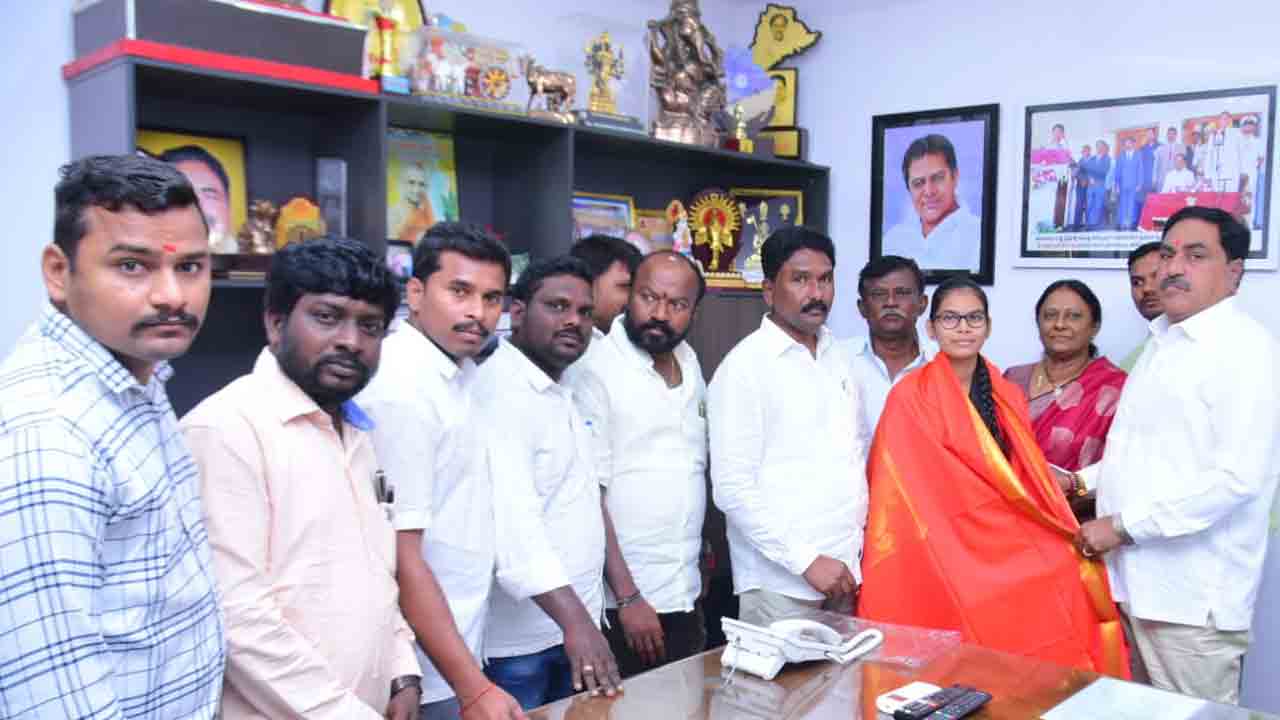 Minister Errabelli | ధర్మారపు వాణిశ్రీని అభినందించిన మంత్రి ఎర్రబెల్లి