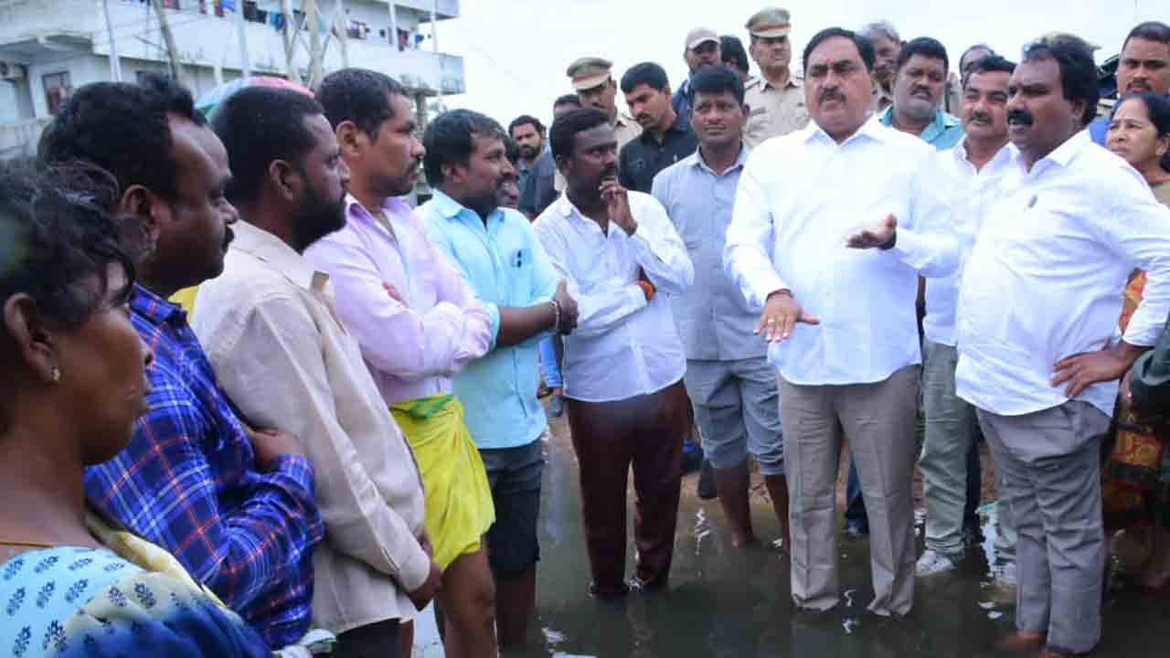 Heavy rains | లోతట్టు ప్రాంతాలను పరిశీలించిన మంత్రి ఎర్రబెల్లి