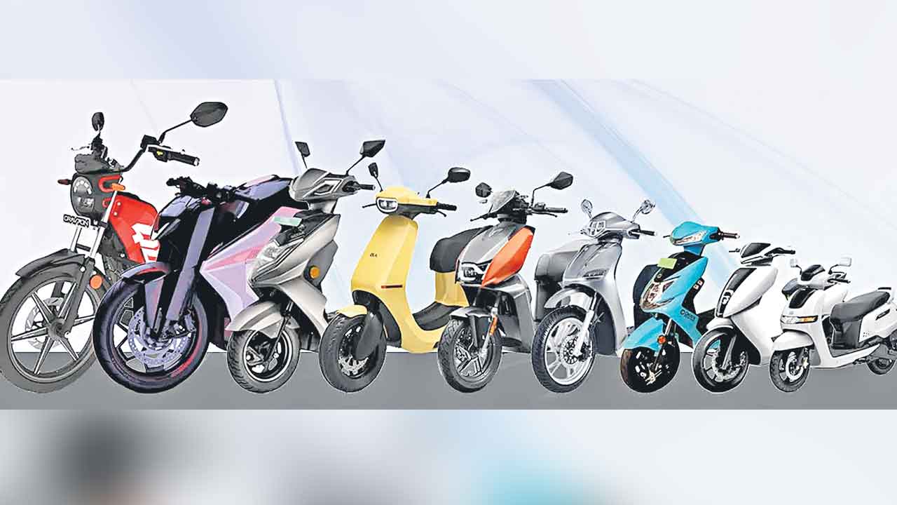 EV Vehicles | మోదీ సర్కార్‌ తీరుతో దివాళా అంచున ఈవీ కంపెనీలు.. బైక్స్‌ కొన్న కస్టమర్ల నుంచి రాయితీ డబ్బులు రిటర్న్‌ తీసుకుంటామని రిక్వెస్ట్‌