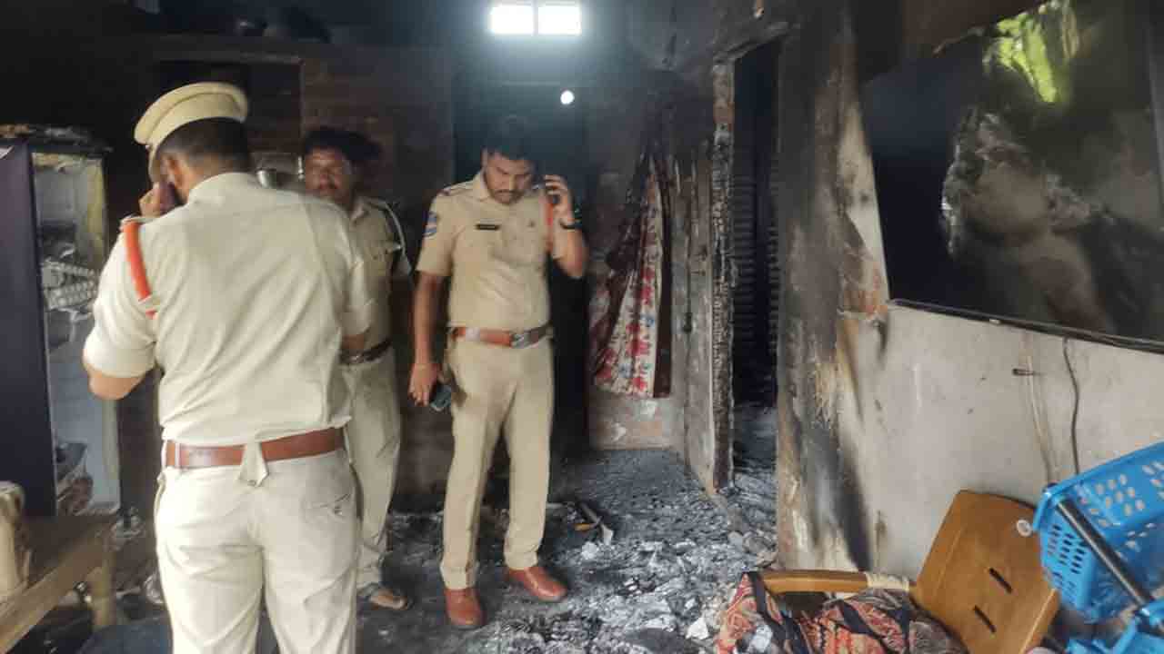 Warangal | వరంగల్ జిల్లాలో దారుణం.. ప్రేమ పెండ్లికి సహకరించిన స్నేహితుల ఇండ్లకు నిప్పు