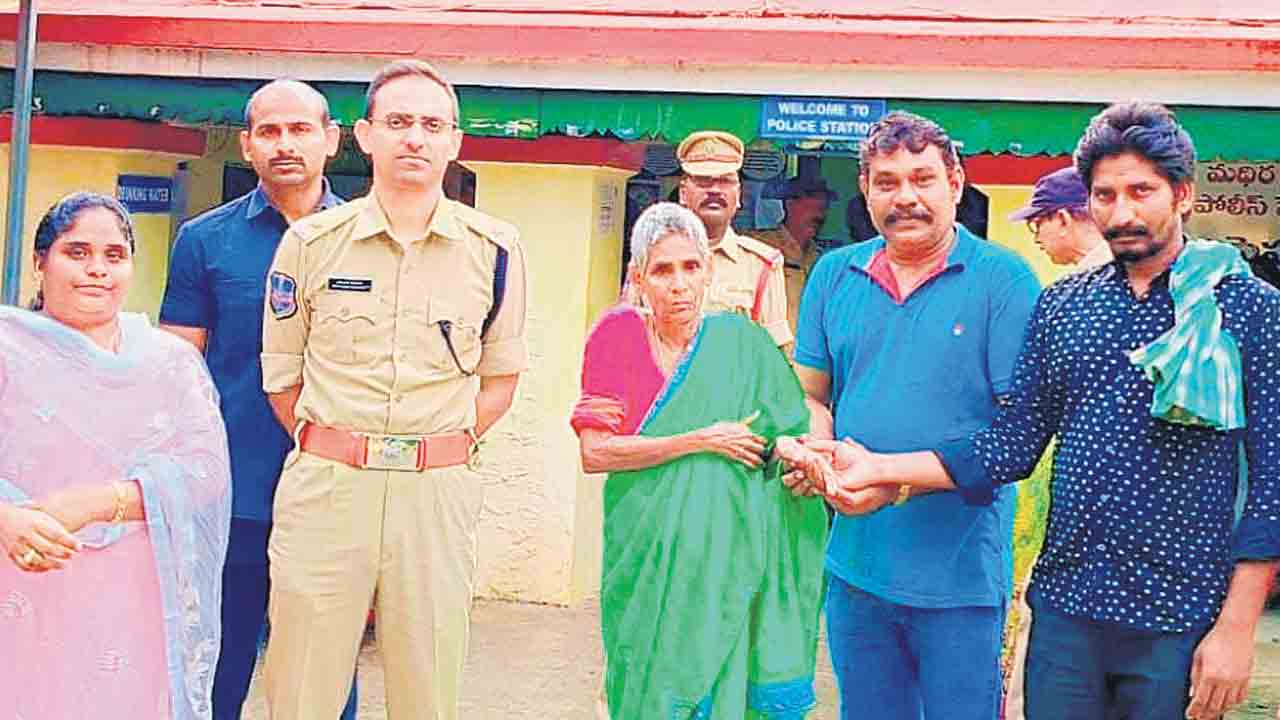 చనిపోయిందనుకున్న తల్లి తిరిగి ప్రత్యక్షం