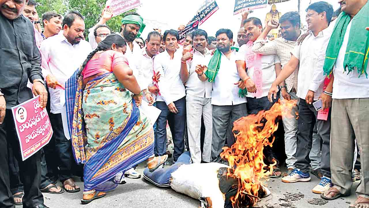 కుల దూషణను నిలదీయాలె!