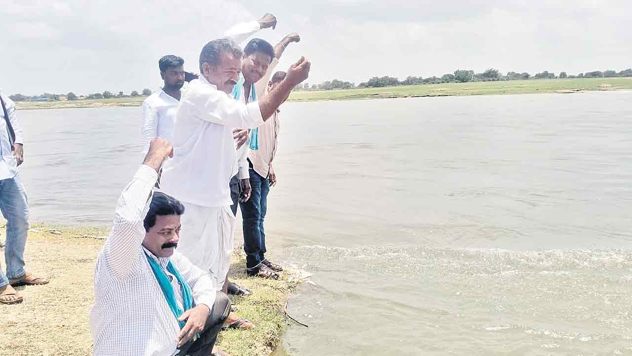 చెప్పినట్లే… నీళ్లు తెచ్చిండ్రు…