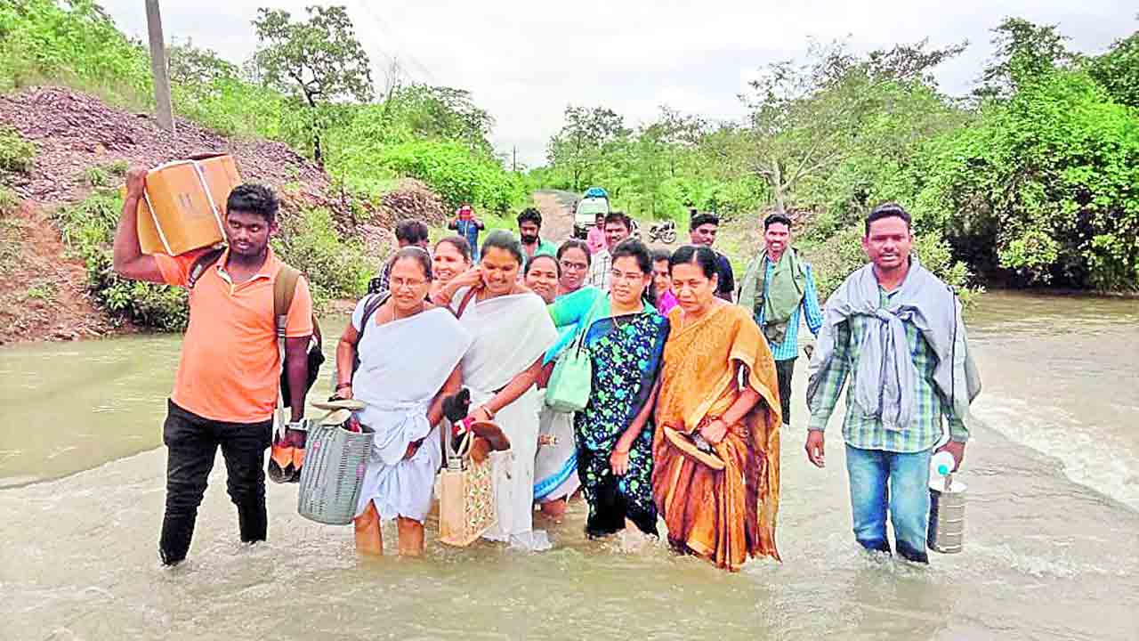 వాగులు దాటి.. వైద్యం చేసి..