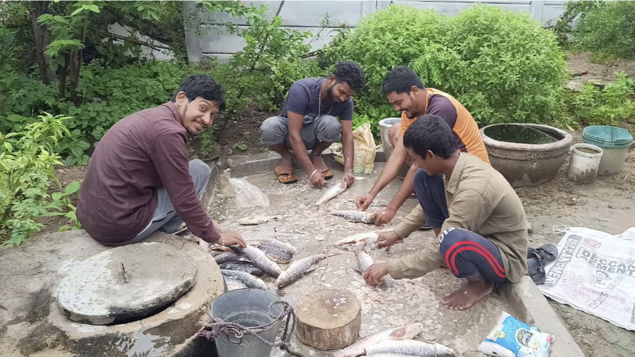 Telangana | ఏ ఇంట్లో చూసినా చేపల కూరే.. ఘుమ‌ఘుమ‌లాడుతున్న పులుసు వాస‌న‌