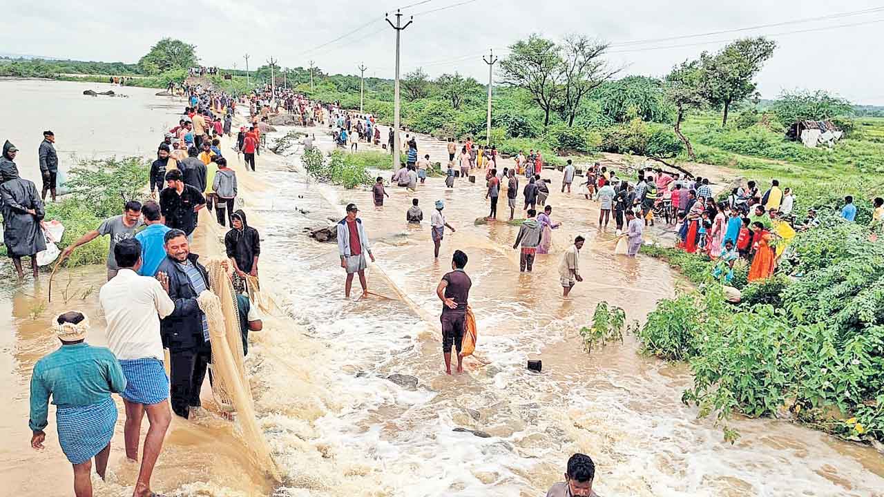 Telangana | కాస్త తెరిపిచ్చిన వాన.. ఇవాళ కూడా విద్యాసంస్థలకు సెలవు